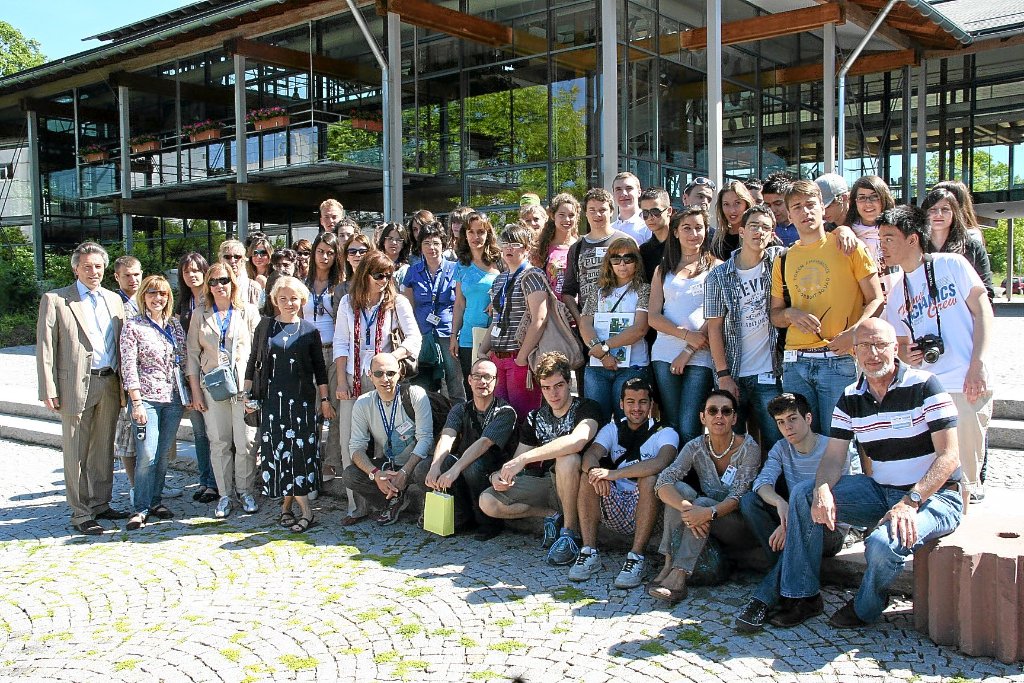 Landrat Karl Heim begrüßte rund 50 Schüler und Lehrer aus sieben europäischen Nationen, die zusammen mit Schülern der Kaufmännischen Schulen Villingen ein Comenius-Projekt bearbeiten.  Foto: Heinig