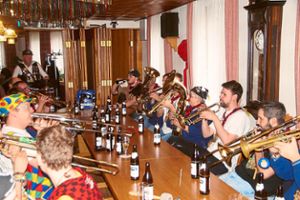 In gemütlicher Runde feiern  die Musiker aus dem Bregtal den Kopfweh-Fritig in Schönenbach.  Foto: Heimpel Foto: Schwarzwälder Bote