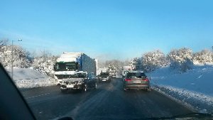 27-Jährige schlittert bei Hechingen auf schneeglatter Fahrbahn
