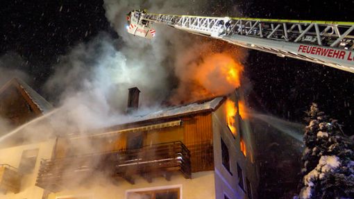 Die Flammen schlugen nach einer Durchzündung aus dem Dachstuhl. Foto: Heidepriem