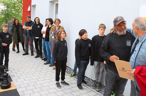 Emotionale Geste: André Guzzardo enthüllt die Tafel für den Karlheinz Harrer Schachplatz. Foto: Beiter