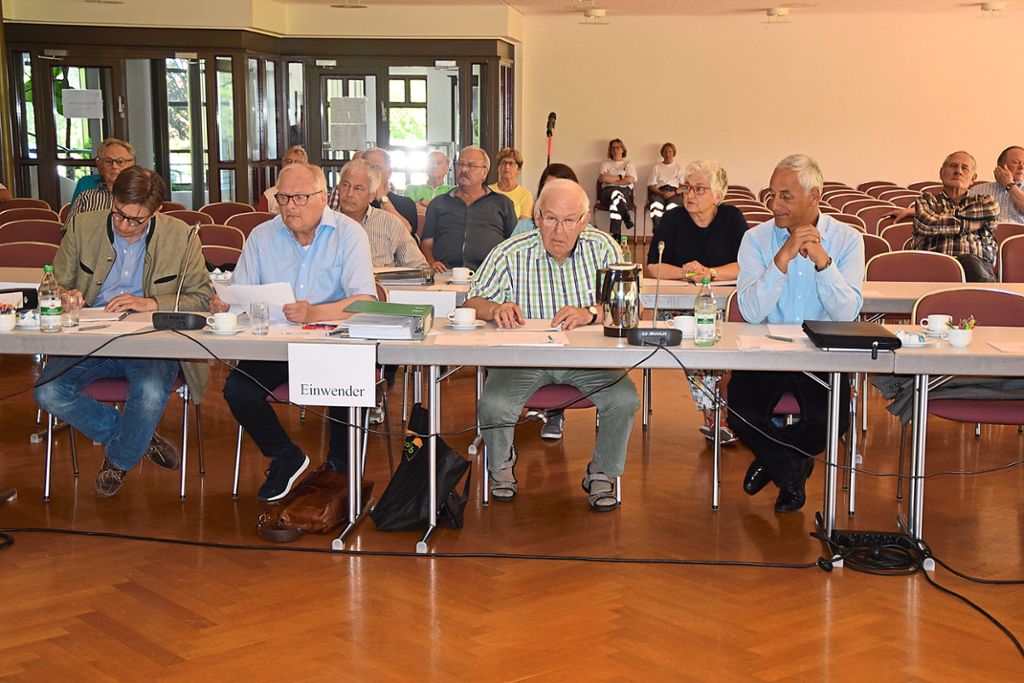 Die Vertreter des Vereins NUZ, Georg  Cotta, Siegfried Rall und Otto Scherer (von links), haben viele Fragen zur geplanten Steinbruch-Erweiterung. Dormettingens Bürgermeister Anton Müller (rechts) hört gespannt zu.