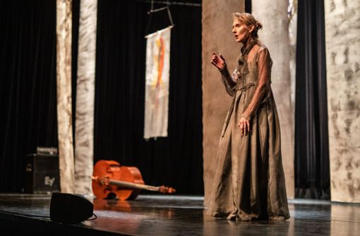 Lauren Newton auf der Bühne im Theaterhaus Foto: Lichtgut/Christoph Schmidt