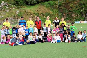 Kinder aus den Kindergärten St. Anna und Mariengarten werden einmal im Jahr vom FC Triberg zum  Training  eingeladen. Foto: Schwarzwälder-Bote