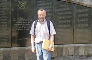 Erinnerung an die Opfer des Bombenattentats in der kenianischen Hauptstadt Nairobi vor 25 Jahren: Willi Zimmermann   beim Besuch der Gedenkstätte,  auf der die Namen der Toten eingraviert sind. Foto: Zimmermann