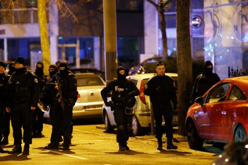 Französische Polizisten stehen im Stadtteil Neudorf in Straßburg. Der mutmaßliche Straßburger Attentäter Chekatt ist zwei Tage nach dem Terroranschlag getötet worden. Foto: Christophe Ena/AP/dpa