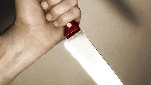 Mann sticht mit Messer auf Stiefsohn ein