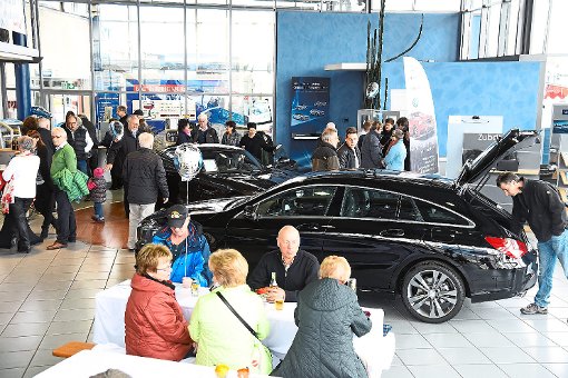 Die Ausstellungshalle des Autohauses Roth ist beim verkaufsoffenen Sonntag beliebter Anlaufpunkt.  Foto: Schnekenburger