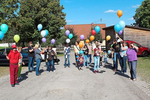 Der Massenstart der Luftballons fand im vergangenen Jahr beim Clubheim des Freizeitclubs von Behinderten und Nichtbehinderten  in Bisingen statt. Da viele seiner Mitglieder auch bei Umsonst und Draußen  engagiert sind, wird die Aktion in diesem Jahr auf die Festivalwiese nach Geislingen verlegt.   Foto: Flegr Foto: Schwarzwälder Bote