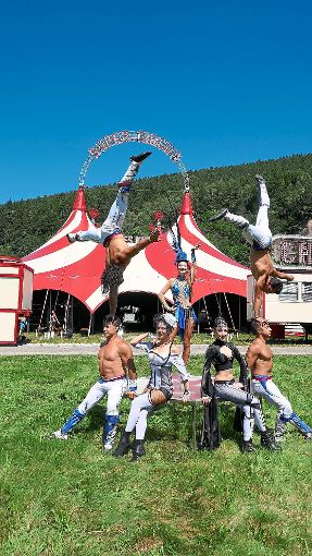 Die Messoudi-Brothers aus Australien zeigen in Baiersbronn ihr Können, im Vordergrund drei Tänzerinnen der Charles-Knie-Dancers.   Foto: Günther Foto: Schwarzwälder-Bote