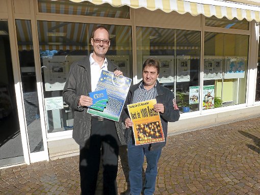 Guido Eichenlaub (links) und Fritz Kaspar auf Werbetour für die Aktionen des Handels- und Gewerbevereins mit Plakaten und Gutscheinen.   Foto: Rupp Foto: Schwarzwälder-Bote