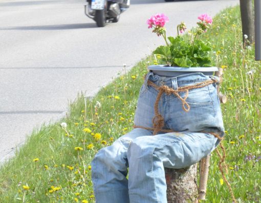 Die kreativen Jeans-Hosen-Pflanztöpfe ziehen die Blicke auf sich. Foto: Leinemann Foto: Schwarzwälder Bote