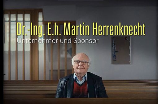 Gönner in der Kirchenbank: Martin Herrenknecht erklärt in dem Kurzfilm, warum er die Pfarrstelle in seinem Heimatort finanziert. Foto: Screenshot/Youtube