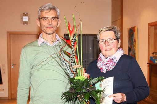 Nicolas Gaffron ehrt  Anna Blessing für 25 Jahre im Kirchenchor Zepfenhan. Foto: Kummer Foto: Schwarzwälder Bote