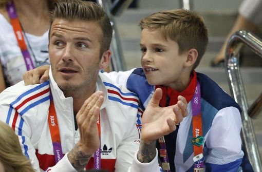 David Beckham und sein Sohn Romeo sind begeistert von der Leistung ihres Landsmanns Thomas Daley. Der Brite erkämpft sich beim Sprung von Zehnmeter-Turm am vorletzten Olympia-Tag die Bronze-Medaille. Foto: dpa