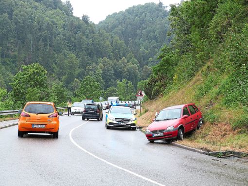 Ein Unfall auf der Bergstrecke zum Lindenhof hat für erhebliche Verkehrsbehinderungen gesorgt. Foto: Danner