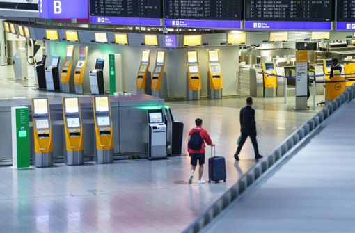 Am Frankfurter Flughafen herrscht am Mittwochmorgen im Terminal 1  Leere an den Lufthansa-Schaltern und Automaten. Foto: dpa/Frank Rumpenhorst