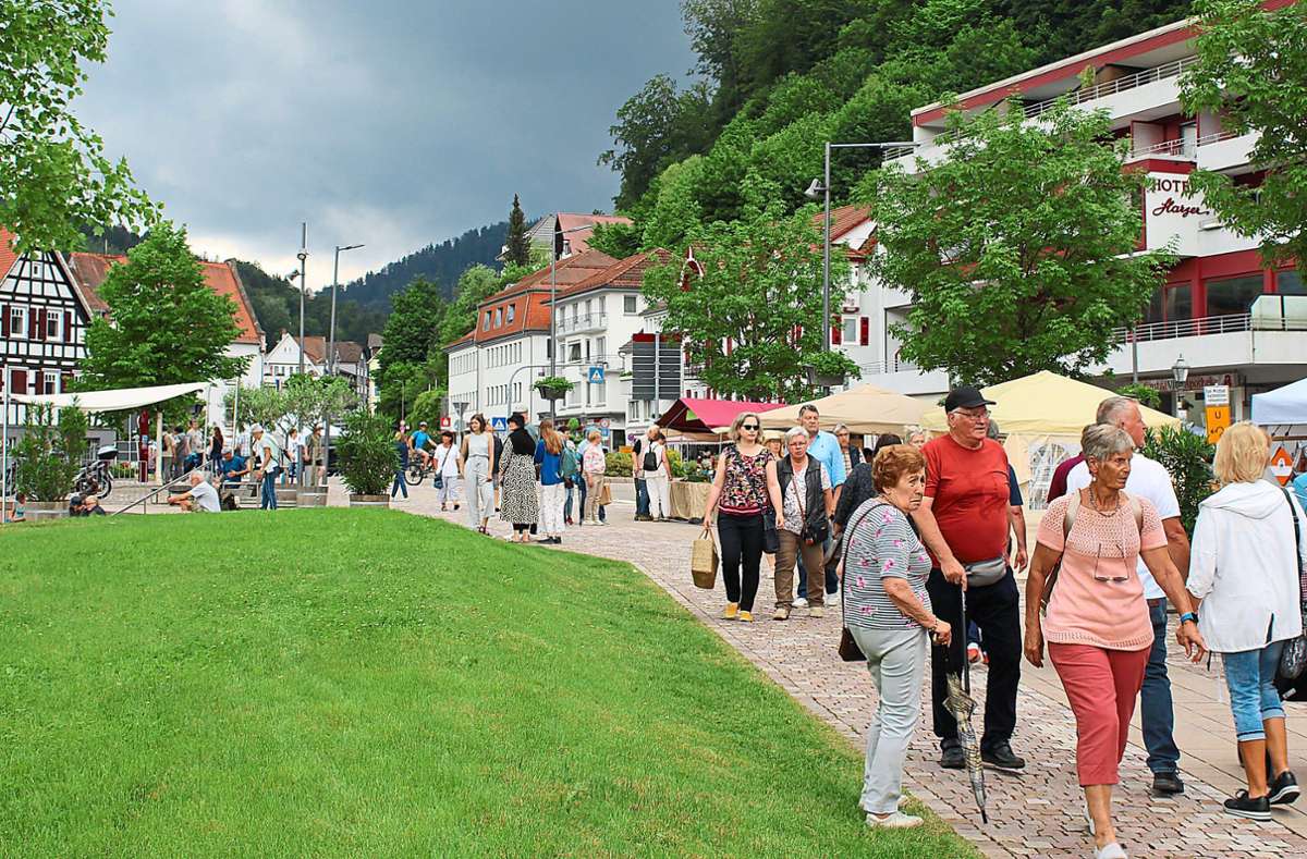 Auf der Kurpromenade in Bad Herrenalb waren entlang der Ausstellungsstände viele Besucher unterwegs.