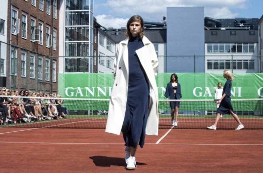 Das dänische Modelabel Ganni ließ sich für seine Show auf der Copenhagen Fashion Week etwas ganz Besonderes einfallen: Der Tennisplatz wurde kurzerhand zum Laufsteg umfunktioniert. Foto: dpa