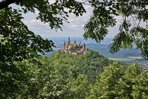Die Burg Hohenzollern wird im Zuge ihrer Sanierungsarbeiten um einen Aufzug reicher. Foto: Beck