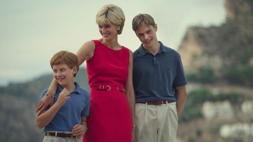 Fflyn Edwards (links) als Prinz Harry und Rufus Kampa (rechts)  als Prinz William. Elisabeth Debicki spielt Prinzessin Diana. Foto: Netflix/Daniel Escale