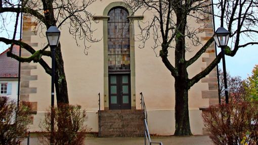 Steile Treppe, schmale Tür: In die Heselwanger Kirche können Särge nur umständlich hineingebracht werden. Foto: Thiercy