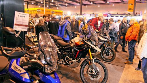 Bei der  Motorrad-Ausstellung  war  Power auf zwei Rädern angesagt: Fast mussten die Besucher   anstehen, um einen Blick auf die heißen Öfen werfen zu können. Foto: Hella Schimkat