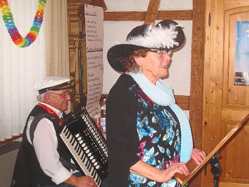 Mit hübschen Hut und viel Lebensweisheit ausgestattet: Theresia Gaus bei der Fasnet des Altenwerks Weildorf. Foto: Eger Foto: Schwarzwälder-Bote