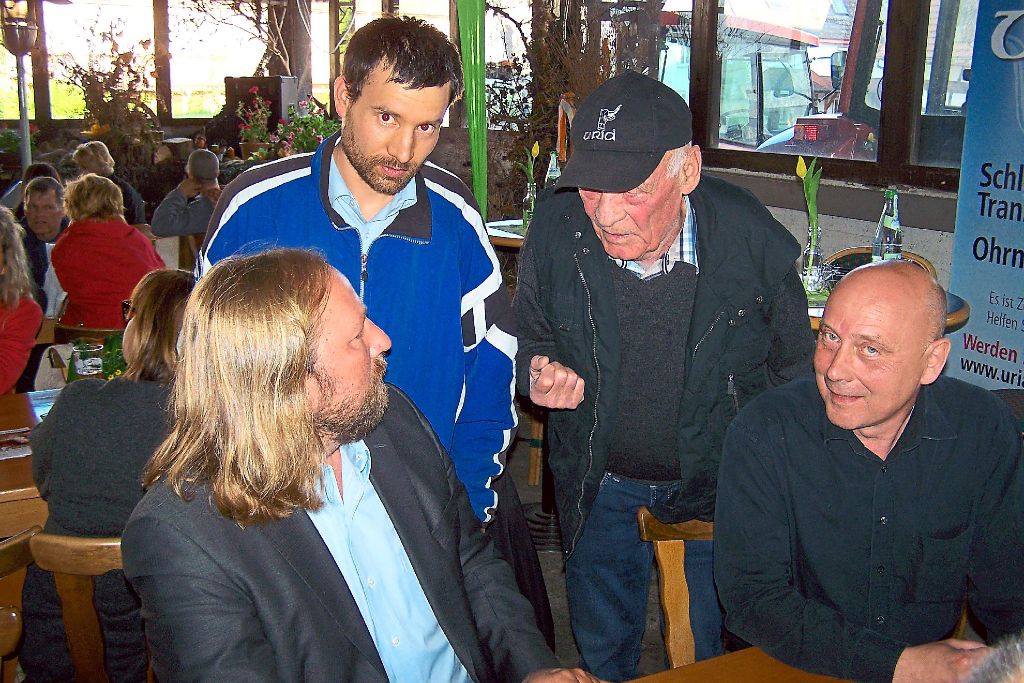 Im angeregten Gespräch: Anton Hofreiter mit den Bio-Landwirten und Grünen-Kandidat Erwin Feucht (von links).  Foto: Privat