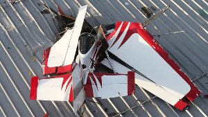 Pilot rast in Lagerhallen-Dach und stirbt