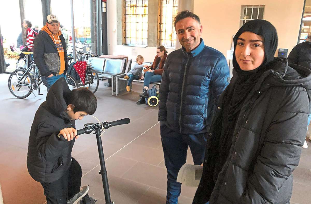 Familie Subasi hat einen Roller ersteigert: Halid, Metin und Kevser Subasi (von links). Foto: Zabota