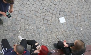 So sieht es aus, wenn Jugendliche am Friedrichsplatz Körner knabbern. Foto: Schleeh