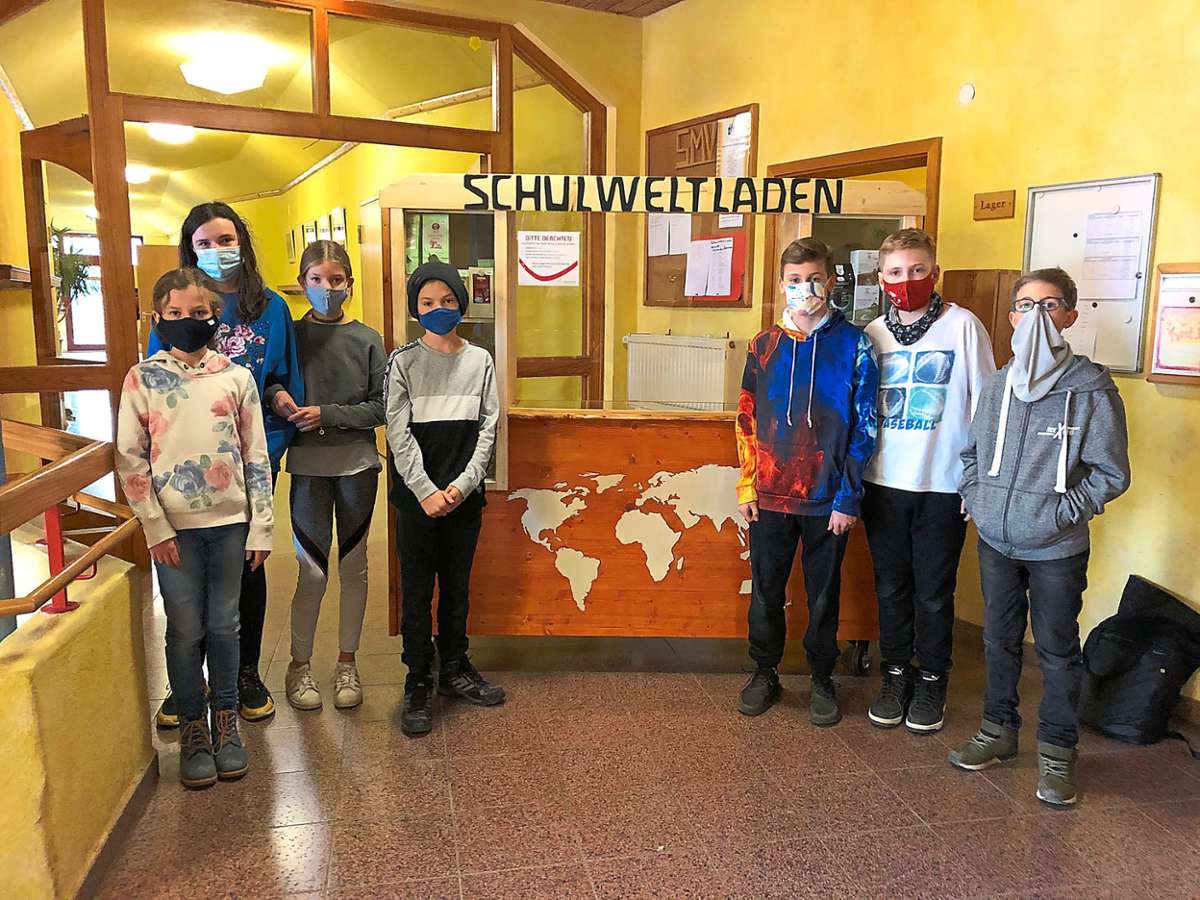 Die engagierten Waldorfschüler freuen sich über die Rezertifizierung ihrer Schule als Fairtrade-School.Foto: Schule Foto: Schwarzwälder Bote