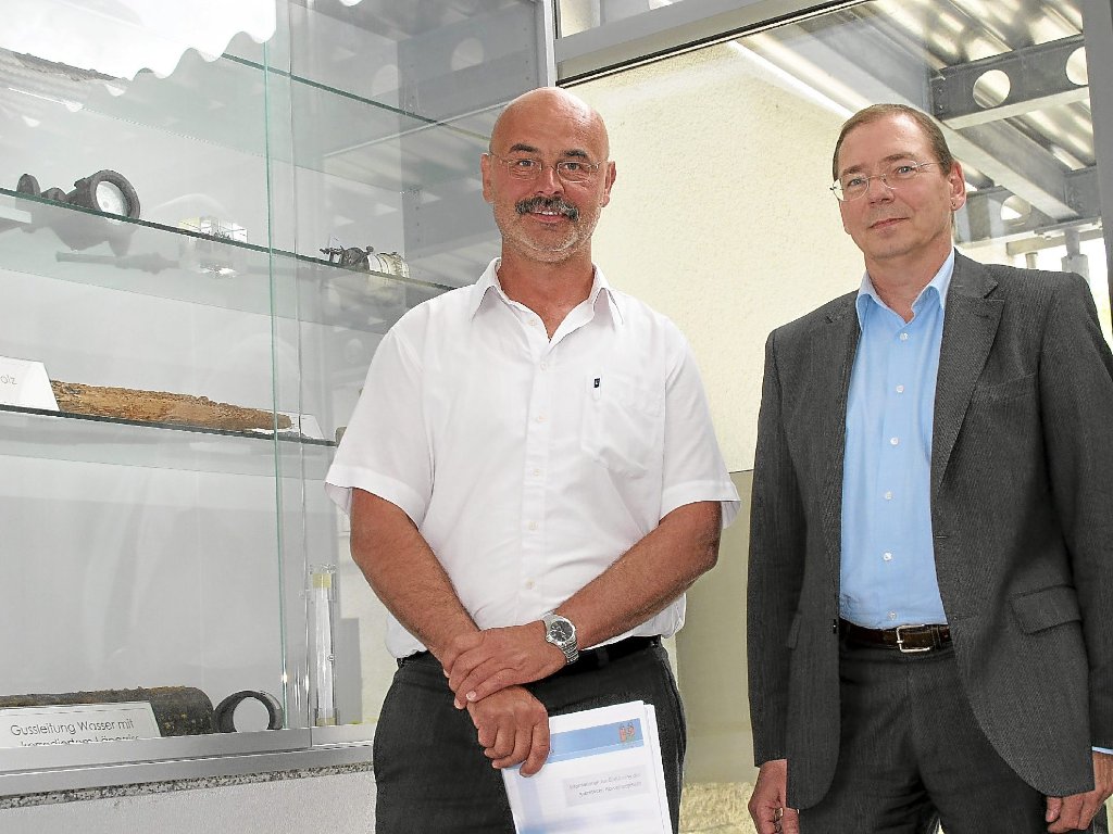 Auf Stadtwerke-Geschäftsführer Reinhold Dieringer (links) und Ingenieur Peter Heyder wartet viel Arbeit.  In den nächsten Wochen werden in ganz Hechingen die Grundlagen für die Neuberechnung der  Abwassergebühr festgesetzt.