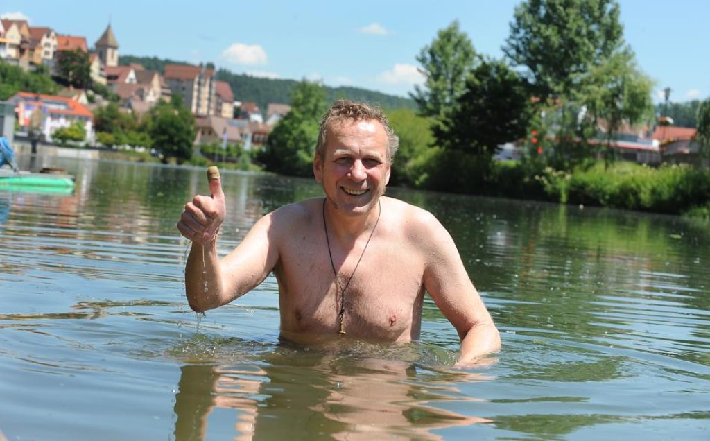 Reporter Jürgen Lück geht baden - er macht den Schwimmtest am alten Freibad.