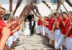 Nach der Trauung schritt das Brautpaar durch einen Spalier. Foto: Mattenschlager Foto: Schwarzwälder-Bote