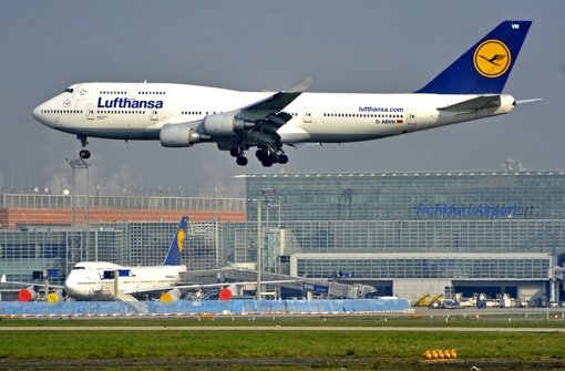 Am Flughafen Frankfurt klafft nach einem Zeitungsbericht eine Sicherheitslücke - die Betreiberfirma Fraport dementiert aber.  Foto: dpa