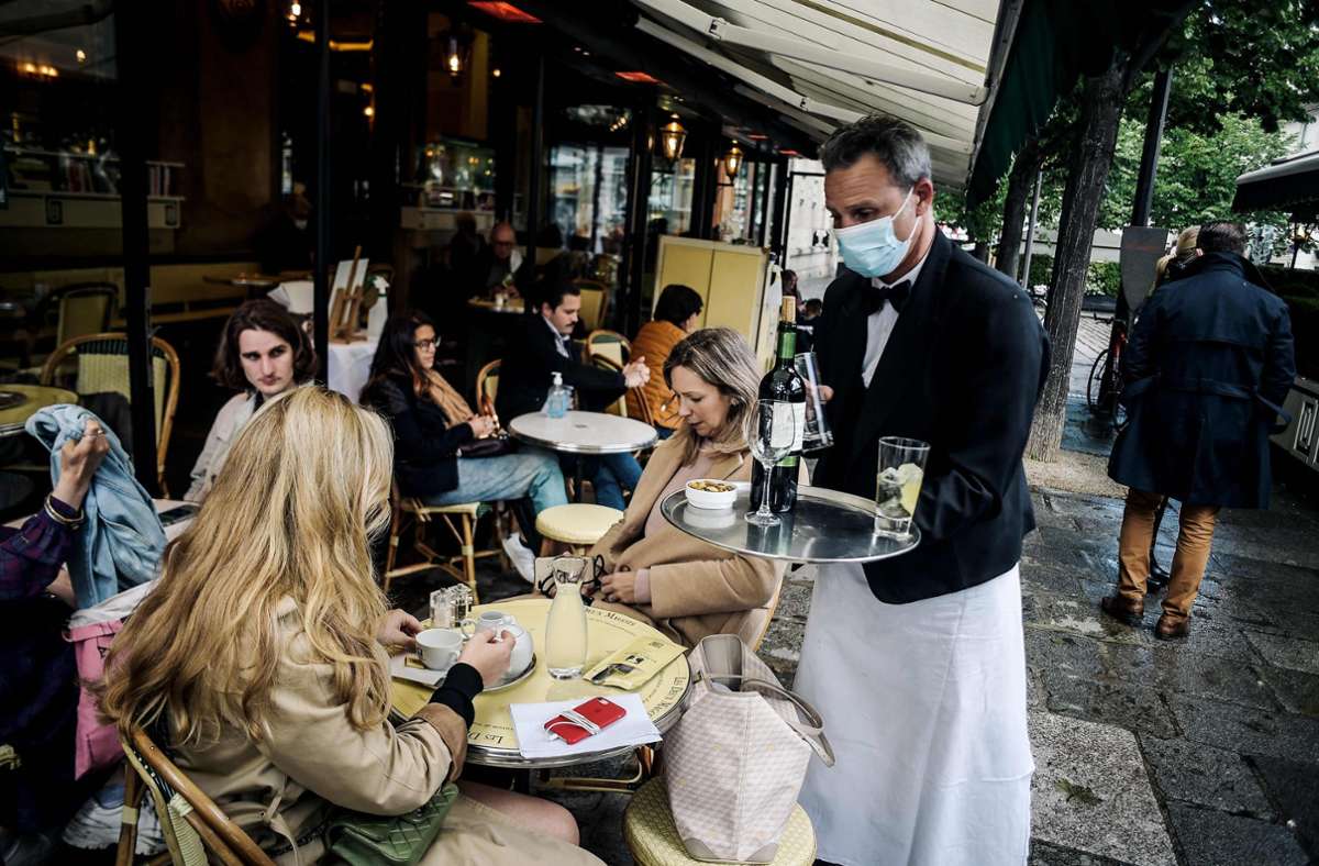 In Frankreich dürfen die Restaurants wieder öffnen – allerdings nur der Außenbereich. Trotz des regnerischen Wetters war etwa in Paris der Ansturm auf die Bistros enorm. Foto: AFP/LUCAS BARIOULET