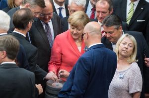 Bundeskanzlerin Angela Merkel (CDU) bei der Griechenland-Abstimmung im Bundestag. Foto: dpa
