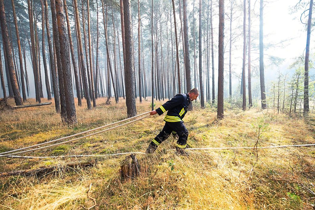 Bei der Bekämpfung von Waldbränden ist die Wasserversorgung das Wichtigste. Dafür müssen oft viele Meter Schlauch per Hand verlegt werden.  Für Löschangriffe aus der Luft ist die Bundeswehr zuständig. Symbolfoto: Bungert
