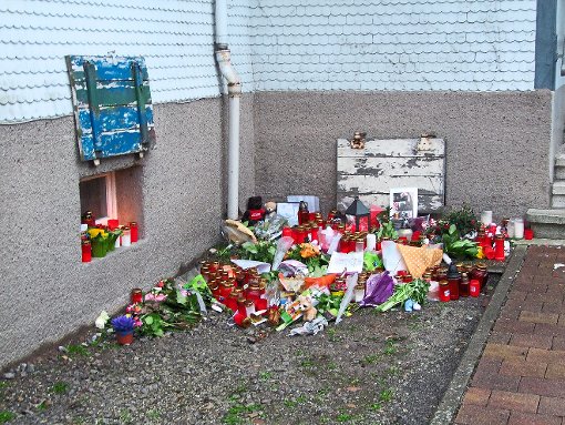 Blumen und Kerzen am Tatort: Viele Menschen zeigten nach der Bluttat Anfang des Jahres in Höfen ihr Mitgefühl. Foto: Kugel