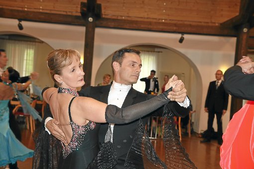 Elegant: Karin Schreiner und Michael Enz vom TSC Villingen-Schwenningen. Foto: Baur Foto: Schwarzwälder-Bote