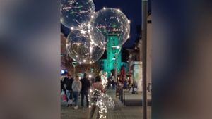Nicht nur die großen Lichtelemente bekamen Tritte ab: Die meisten der transparenten dekorativen Ballons des Handels wurden entweder zerstört oder geklaut. Foto: Eva-Maria Huber