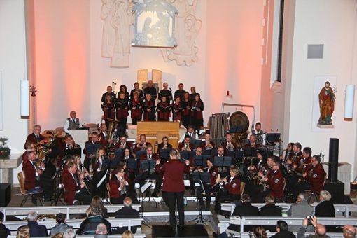 Ein beeindruckendes Klangerlebnis bieten Musikverein und Kirchenchor beim Kirchenkonzert in St. Gallus Wilflingen.  Fotos: U. Fussnegger Foto: Schwarzwälder Bote