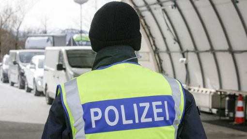 Die Bundespolizei nimmt an der Grenze zur Schweiz einen mutmaßlichen Schleuser fest (Symbolbild). Foto: imago images/Roland Mühlanger/Bildagentur Muehlanger via www.imago-images.de