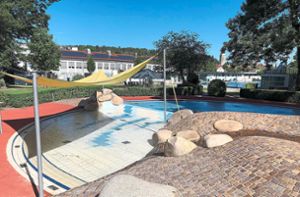 Hurra: Im Kinderbecken des Balinger Freibads ist nun wieder Wasserspaß möglich. Die Fliesenarbeiten sind endlich beendet. Foto: Maier