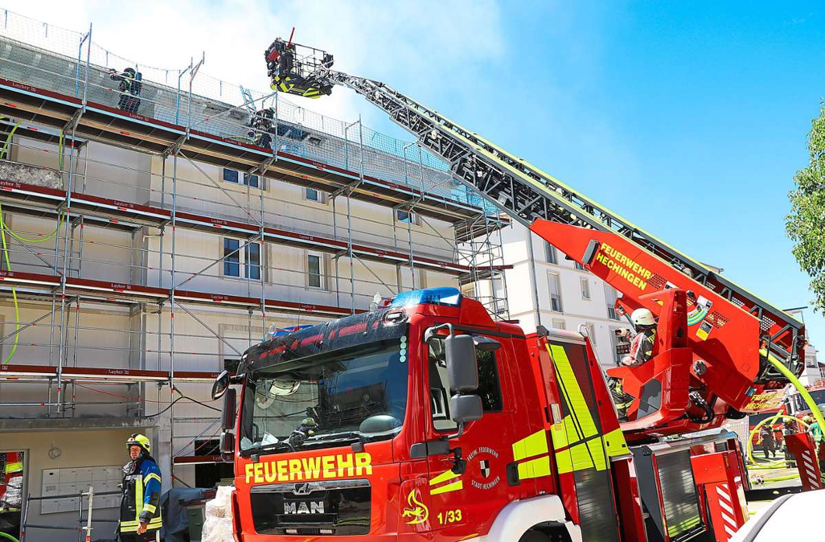 Der Brand auf einem Dach eines Mehrfamilienhauses an der Gammertinger Straße löste einen Großeinsatz der Feuerwehr aus. Foto: Kauffmann