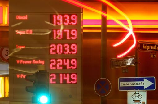 1,856 Euro kostete der Liter Super E 10 am Mittwoch im Bundesschnitt. An dieser Frankfurter Tankstelle lag der Preis am Mittwochmorgen noch deutlich höher. Morgens ist das Benzin in der Regel am teuersten. Foto: dpa/Frank Rumpenhorst