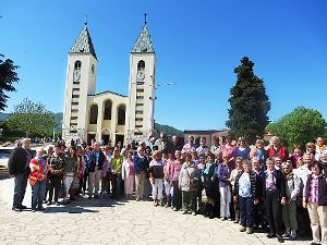 Die Teilnehmer der Wallfahrt vor der Kirche Foto: Locher Foto: Schwarzwälder-Bote