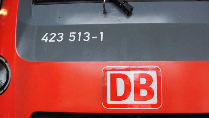 Kran beschädigt Oberleitung der S-Bahnlinie S2